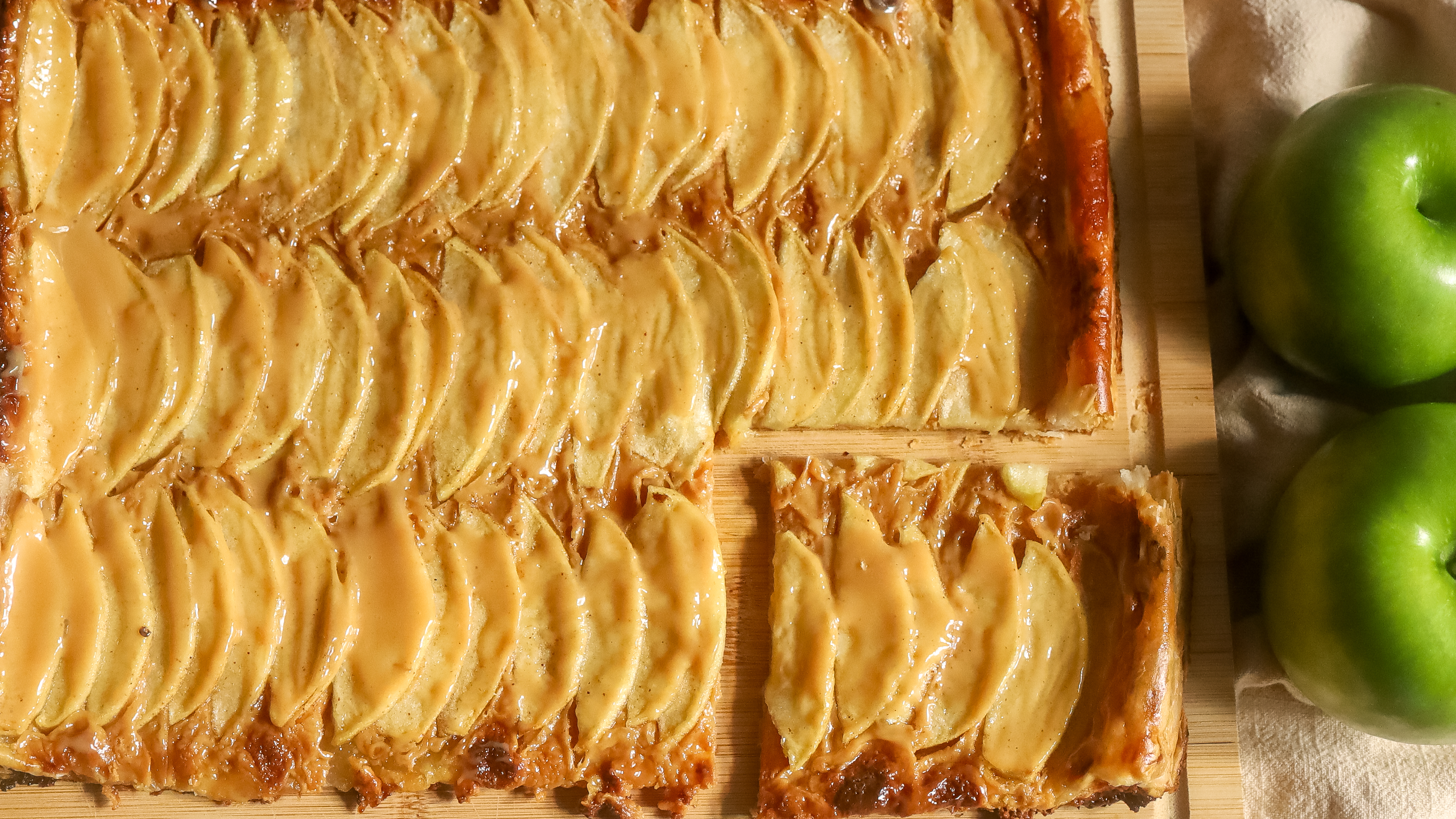apple puff pastry tart