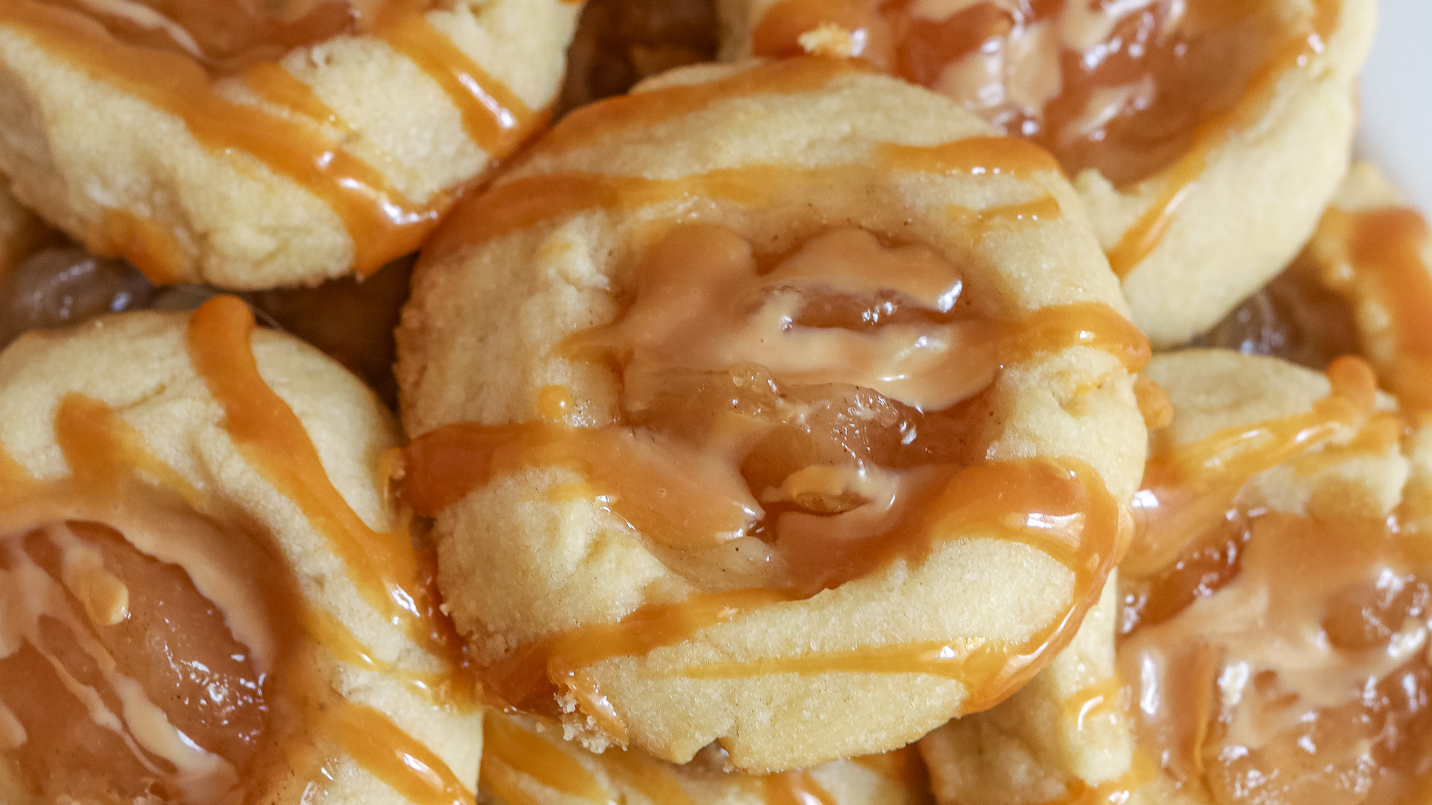 close up of a caramel apple pie cookie